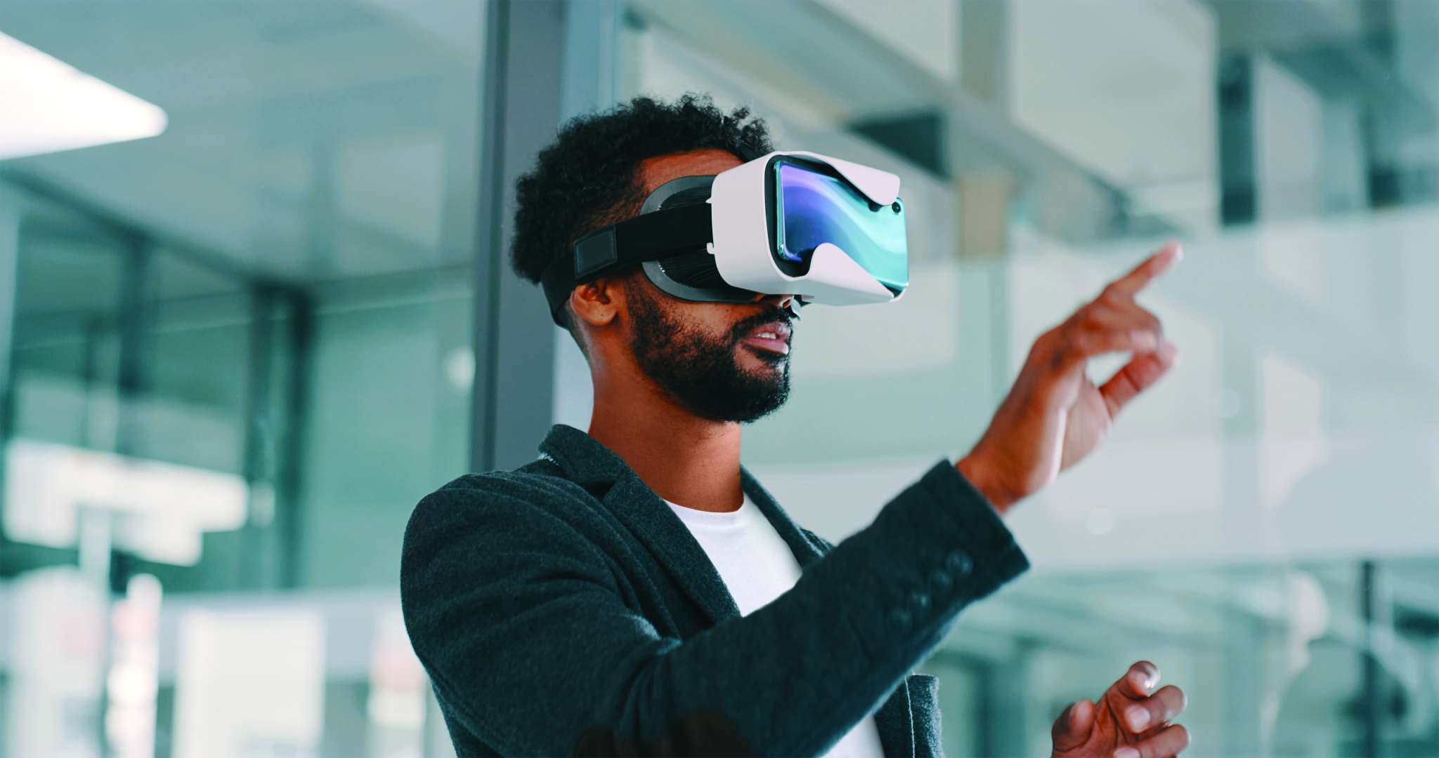MPG_man_vr_goggles_CMYK-2048x1080